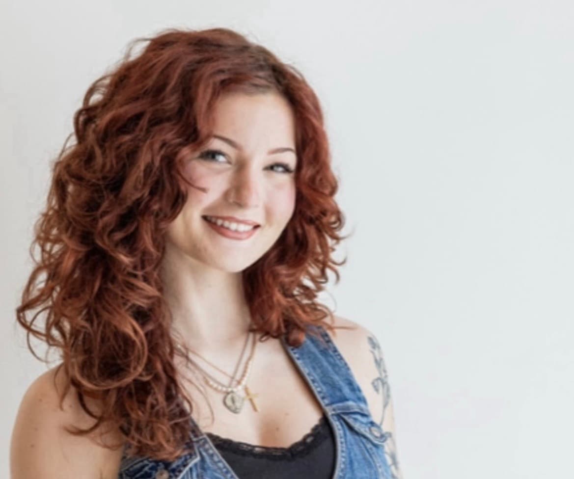Lizzie Cherry (Lavish Lounge Salon)